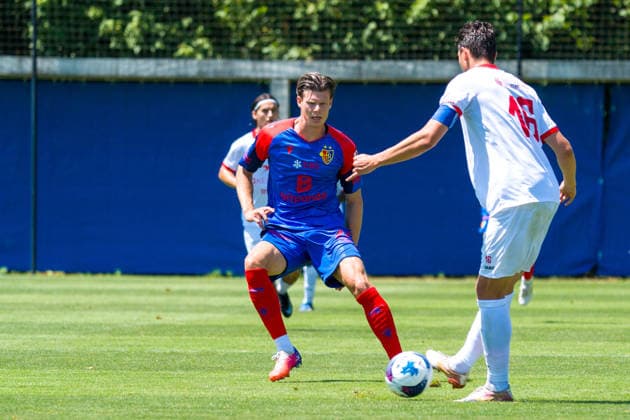 11 07 2026, Basel, Nachwuchs Campus, Friendly: FC Basel - FC Winterthur, (L) Andrin Hunziker of Basel battles for the ball with (R) Remo Arnold of Winterthur *** July 11, 2026, Basel, Youth Campus, Friendly Match: FC Basel vs. FC Winterthur, L Andrin Hunziker of Basel battles for the ball with R Remo Arnold of Winterthur Copyright: xJustPictures.ch PascalxvonxBürenx jp-en-PaVoB-Pavo_Fotografie-02356