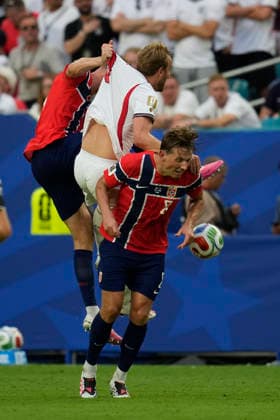 July 11, 2026, Miami Gardens, Florida, USA: Forward Harry Kane (9) of England fights for the ball during the quarterfinal match between England and Norway at Miami Stadium. England defeated Norway 2-1. World Cup 2026: Quarterfinal: England 2 : 1 Norway  - ZUMAd212 20260711_zsp_d212_091 Copyright: xRichardxDolex