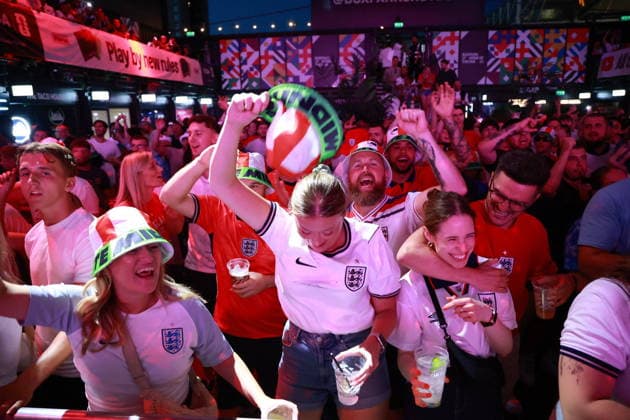 July 11, 2026, London, London, UK: London, UK. Fans react to England s FIFA World Cup, WM, Weltmeisterschaft, Fussball match against Norway on a big screen at Boxpark in Croydon. The game is being played at Hard Rock Stadium in Miami, USA. London UK  - ZUMAl94_ 20260711_zaf_l94_010 Copyright: xMarcinxNowakx England Vs Norway FIFA World Cup  - ZUMA0861 0861326105st Copyright: xIMAGO MarcinxNowakx