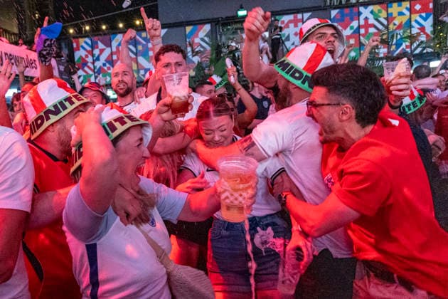 July 11, 2026, London, London, UK: London, UK. Fans react to England s FIFA World Cup, WM, Weltmeisterschaft, Fussball match against Norway on a big screen at Boxpark in Croydon. The game is being played at Hard Rock Stadium in Miami, USA. London UK  - ZUMAl94_ 20260711_zaf_l94_015 Copyright: xMarcinxNowakx England Vs Norway FIFA World Cup  - ZUMA0861 0861329679st Copyright: xIMAGO MarcinxNowakx