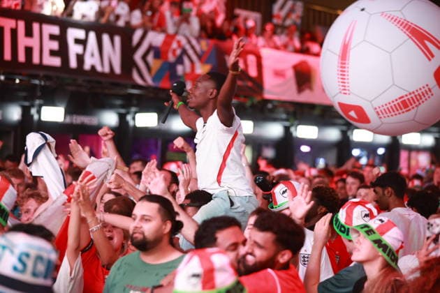 July 12, 2026, London, London, UK: London, UK. Fans react to England s FIFA World Cup, WM, Weltmeisterschaft, Fussball match against Norway on a big screen at Boxpark in Croydon. The game is being played at Hard Rock Stadium in Miami, USA. England Vs Norway FIFA World Cup  - ZUMAl94_ 0861337085st Copyright: xMarcinxNowakx