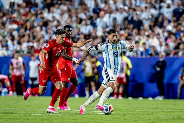 KANSAS CITY - (l-r) Fabian Rieder of Switzerland and Leandro Paredes of Argentina during the 2026 World Cup match between Argentina and Switzerland at Arrowhead Stadium on July 11, 2026 in Kansas City United States. (Photo by Stefan Koops EYE4IMAGES DeFodi Images) - *** KANSAS CITY l Fabian Rieder of Switzerland and Leandro Paredes of Argentina during the 2026 World Cup match between Argentina and Switzerland at Arrowhead Stadium on July 11, 2026, in Kansas City, United States. Photo by Stefan Koops, EYE4IMAGES, DeFodi Images