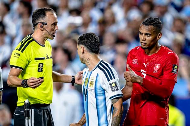 KANSAS CITY - (lr) Referee Joao Pedro Silva Pinheiro, Julian Alvarez of Argentina and Manuel Akanji of Switzerland during the 2026 World Cup match between Argentina and Switzerland at Arrowhead Stadium on July 11, 2026, in Kansas City, United States. (Photo by Stefan Koops EYE4IMAGES DeFodi Images) - *** KANSAS CITY — Referee Joao Pedro Silva Pinheiro, Julian Alvarez of Argentina, and Manuel Akanji of Switzerland during the 2026 World Cup match between Argentina and Switzerland at Arrowhead Stadium on July 11, 2026, in Kansas City, United States. Photo by Stefan Koops, EYE4IMAGES, DeFodi Images