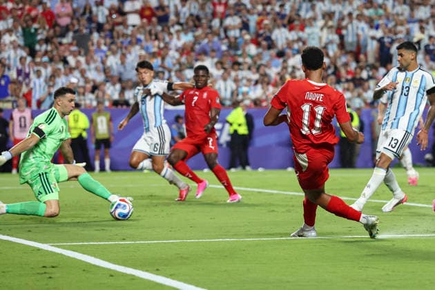KANSAS CITY, MO - JULY 11: Dan Ndoye 11 of Switzerland shoots and scores a goal between the legs of Emiliano Martinez 23 of Argentina in the second half of the FIFA World Cup, WM, Weltmeisterschaft, Fussball 2026 Quarterfinal match between Argentina and Switzerland on July 11, 2026 at Kansas City Stadium in Kansas City, MO. (Photo by Scott Winters Icon Sportswire) SOCCER: JUL 11 FIFA World Cup 26 Quarter-Final - Argentina v Switzerland EDITORIAL USE ONLY Icon2607110835