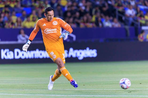 July 11, 2026, Carson, California, USA: Goalkeeper, Rodolfo Cota 30 of Club America passes the ball during their International Friendly, Länderspiel, Nationalmannschaft game against the LA Galaxy on Saturday July 11, 2026 at the Dignity Health Sports Park Stadium in Carson, California. ARIANA RUIZ PI Carson USA - ZUMAp124 20260711_zaa_p124_011 Copyright: xArianaxRuizx