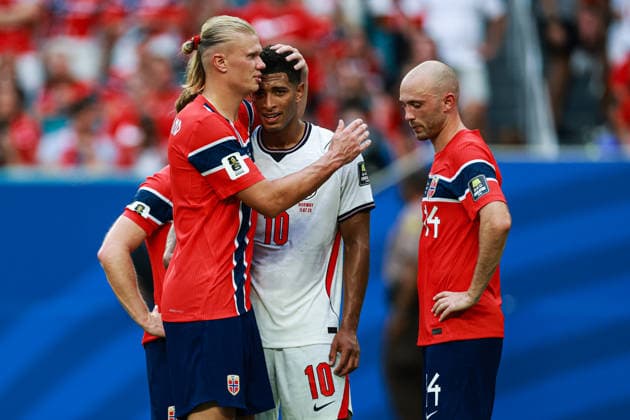 MIAMI GARDENS, FLORIDA - JULY 11: Erling Haaland of Norway hugs Jude Bellingham of England during the FIFA World Cup, WM, Weltmeisterschaft, Fussball 2026 Quarter Final match between Norway and England at Miami Stadium on July 11, 2026 in Miami Gardens, Florida.  Copyright: xVCGx 111653803769