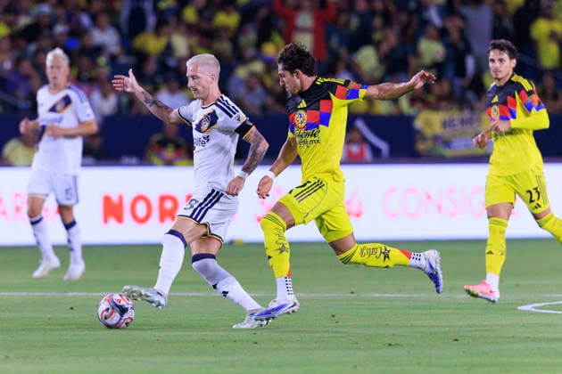 July 11, 2026, Carson, California, USA: Marco Reus 18 of the LA Galaxy takes possession of the ball as Alan Cervantes 13 of Club America defends during their International Friendly, Länderspiel, Nationalmannschaft game on Saturday July 11, 2026 at the Dignity Health Sports Park Stadium in Carson, California. Galaxy defeat America, 1-0. ARIANA RUIZ PI Carson USA - ZUMAp124 20260711_zaa_p124_020 Copyright: xArianaxRuizx