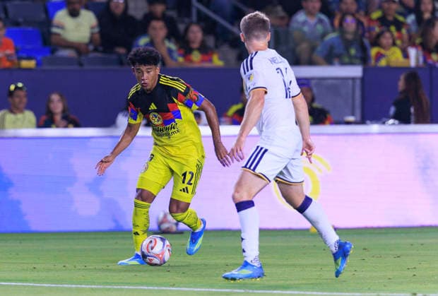 July 11, 2026, Carson, California, USA: Isaias Violante 12 of Club America runs up the sideline as John Nelson 14 of the LA Galaxy defends during their International Friendly, Länderspiel, Nationalmannschaft game on Saturday July 11, 2026 at the Dignity Health Sports Park Stadium in Carson, California. Galaxy defeat America, 1-0. ARIANA RUIZ PI Carson USA - ZUMAp124 20260711_zaa_p124_032 Copyright: xArianaxRuizx