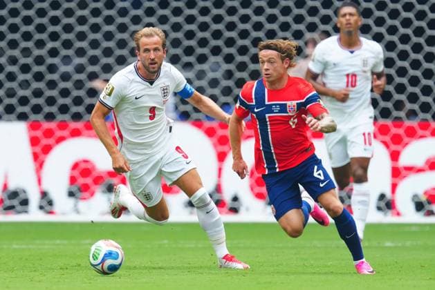 Harry Kane of England and Patrick Berg of Norway England v Norway, 2026 FIFA World Cup, WM, Weltmeisterschaft, Fussball Quarter-final, Football, Miami Stadium, Miami, Florida, USA - 11 Jul 2026Miami Miami Stadium Florida (FL) United States of America  Copyright: xJavierxGarcia Shutterstockx 16986211gv