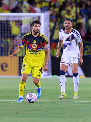 July 11, 2026, Carson, California, USA: Henry Martin 9 of Club America receives the ball as Justin Haak 15 of the LA Galaxy defends during their International Friendly, Länderspiel, Nationalmannschaft game on Saturday July 11, 2026 at the Dignity Health Sports Park Stadium in Carson, California. Galaxy defeat America, 1-0. ARIANA RUIZ PI Carson USA - ZUMAp124 20260711_zaa_p124_035 Copyright: xArianaxRuizx