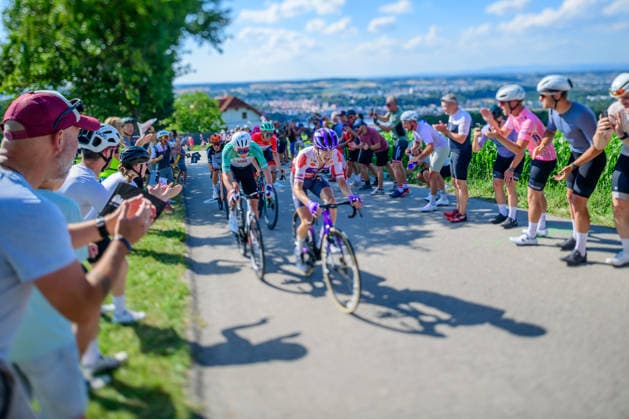 Steyr, Austria, 11 July 2026, cycling fans celebrating Cyclists of tour of Austria at the mountain Porscheberg, recording with tilt lens *** Steyr, Österreich, 11. Juli 2026: Radsportfans feiern die Teilnehmer der Österreich-Rundfahrt am Porscheberg und machen Aufnahmen mit einem Schwenkobjektiv Copyright: xx