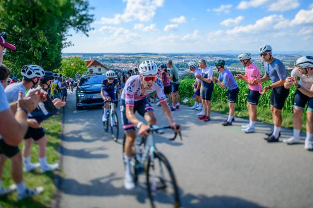 Steyr, Austria, 11 July 2026, cycling fans celebrating Cyclists of tour of Austria at the mountain Porscheberg, recording with tilt lens *** Steyr, Österreich, 11. Juli 2026: Radsportfans feiern die Teilnehmer der Österreich-Rundfahrt am Porscheberg und machen Aufnahmen mit einem Schwenkobjektiv Copyright: xx