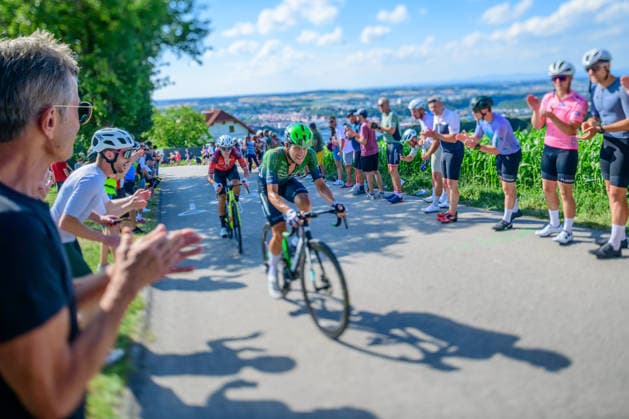 Steyr, Austria, 11 July 2026, cycling fans celebrating Cyclists of tour of Austria at the mountain Porscheberg, recording with tilt lens *** Steyr, Österreich, 11. Juli 2026: Radsportfans feiern die Teilnehmer der Österreich-Rundfahrt am Porscheberg und machen Aufnahmen mit einem Schwenkobjektiv Copyright: xx