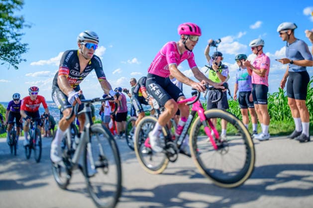 Steyr, Austria, 11 July 2026, cycling fans celebrating Cyclists of tour of Austria at the mountain Porscheberg, recording with tilt lens *** Steyr, Österreich, 11. Juli 2026: Radsportfans feiern die Teilnehmer der Österreich-Rundfahrt am Porscheberg und machen Aufnahmen mit einem Schwenkobjektiv Copyright: xx