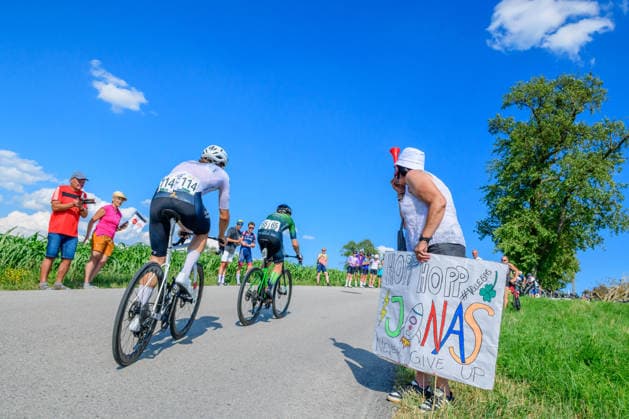 Steyr, Austria, 11 July 2026, cycling fans celebrating Cyclists of tour of Austria at the mountain Porscheberg *** Steyr, Österreich, 11. Juli 2026: Radsportfans feiern die Teilnehmer der Österreich-Rundfahrt am Porscheberg Copyright: xx