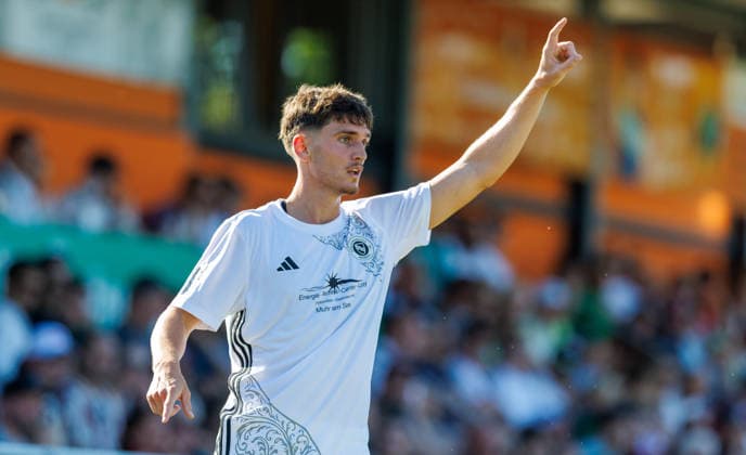 11.07.2026 - Fussball - Saison 2026 2027 - Testspiel Freundschaftsspiel Vorbereitungsspiel: SpVgg Ansbach 09 - 1. FC Nürnberg Nuernberg FCN ( Club ) - Sportfoto Zink DaMa - xdaxmax - Lucas Beetz (2, SpVgg Ansbach ) zeigt an gestikuliert dirigiert gibt Anweisungen *** July 11, 2026 Soccer Season 2026–2027 Exhibition Match Friendly Match Preseason Match SpVgg Ansbach 09 vs. 1. FC Nürnberg Nuremberg FCN Club Sports Photo Zink DaMa xdaxmax Lucas Beetz 2, SpVgg Ansbach signals, gestures, directs, and gives instructions