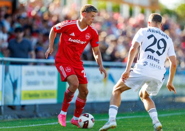 11.07.2026 - Fussball - Saison 2026 2027 - Testspiel Freundschaftsspiel Vorbereitungsspiel: SpVgg Ansbach 09 - 1. FC Nürnberg Nuernberg FCN ( Club ) - Sportfoto Zink DaMa - xdaxmax - Finn Becker (22, 1. FC Nürnberg FCN ) Riko Manz (29, SpVgg Ansbach ) *** July 11, 2026 Soccer Season 2026–2027 Exhibition Match Friendly Match Preseason Match SpVgg Ansbach 09 vs. 1 FC Nürnberg Nuremberg FCN Club Sports Photo Zink DaMa xdaxmax Finn Becker 22, 1 FC Nürnberg FCN Riko Manz 29, SpVgg Ansbach