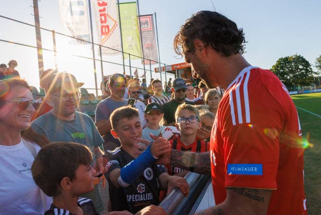 11.07.2026 - Fussball - Saison 2026 2027 - Testspiel Freundschaftsspiel Vorbereitungsspiel: SpVgg Ansbach 09 - 1. FC Nürnberg Nuernberg FCN ( Club ) - Sportfoto Zink DaMa - xdaxmax - Adriano Grimaldi (39, 1. FC Nürnberg FCN ) klatscht mit Fans ab *** July 11, 2026 Soccer Season 2026–2027 Exhibition Match Friendly Match Preseason Match SpVgg Ansbach 09 vs. 1 FC Nürnberg Nuremberg FCN Club Sports Photo Zink DaMa xdaxmax Adriano Grimaldi 39, 1 FC Nürnberg FCN high-fives fans
