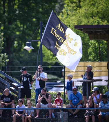 Fussball 1. Bundesliga 2026 2027 Testspiel 11.07.2026 SV Elversberg - FC Thun Ein SV Elversberg Fan mit einer Fahne mit dem Aufschrift; Auf geht s Elversberger Jungs *** Soccer, Bundesliga 1, 2026–2027, Friendly Match, July 11, 2026, SV Elversberg vs. FC Thun. An SV Elversberg fan holding a flag that reads, Let’s go, Elversberg boys!