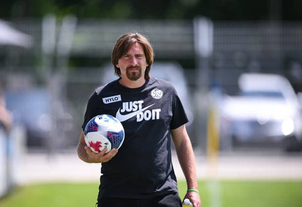 Fussball 1. Bundesliga 2026 2027 Testspiel 11.07.2026 SV Elversberg - FC Thun Trainer Vincent Wagner (SV Elversberg) mit Ball *** Soccer, Bundesliga 1, 2026–2027, Friendly Match, July 11, 2026, SV Elversberg vs. FC Thun, Coach Vincent Wagner, SV Elversberg with the ball