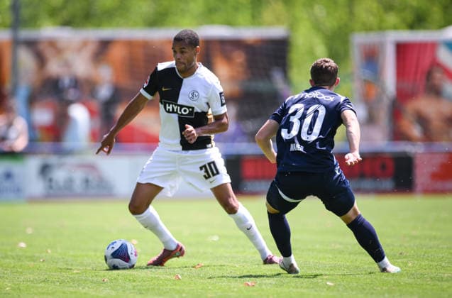 Fussball 1. Bundesliga 2026 2027 Testspiel 11.07.2026 SV Elversberg - FC Thun Jan Gyamerah (li, SV Elversberg) gegen Nico Maier (re, FC Thun) *** Soccer, Bundesliga 1, 2026–2027, Friendly Match, July 11, 2026, SV Elversberg vs. FC Thun: Jan Gyamerah (left), SV Elversberg, vs. Nico Maier (right), FC Thun