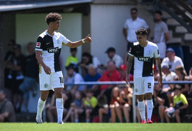 Fussball 1. Bundesliga 2026 2027 Testspiel 11.07.2026 SV Elversberg - FC Thun Noah Darvich (SV Elversberg) mit Daumen hoch *** Soccer, Bundesliga 1, 2026–2027, Friendly Match, July 11, 2026, SV Elversberg vs. FC Thun, Noah Darvich, SV Elversberg gets a thumbs-up