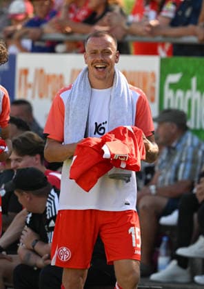11.07.2026, xsltx, Fussball Testspiel, Eisbachtaler Sportfreunde - FSV Mainz 05 v.l. Hat gut Lachen: Lennard Maloney (1. FSV Mainz 05) (DFL DFB REGULATIONS PROHIBIT ANY USE OF PHOTOGRAPHS as IMAGE SEQUENCES and or QUASI-VIDEO) *** July 11, 2026, xsltx, Soccer Friendly Match, Eisbachtaler Sportfreunde vs. FSV Mainz 05 – Lennard Maloney Has a Lot to Smile About 1 FSV Mainz 05 DFL DFB REGULATIONS PROHIBIT ANY USE OF PHOTOGRAPHS AS IMAGE SEQUENCES AND OR QUASI-VIDEO