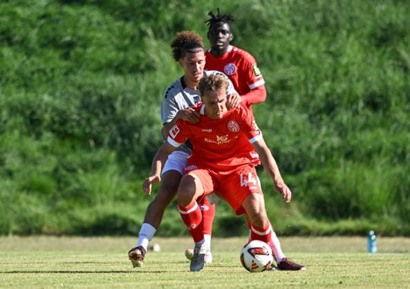 11.07.2026, xsltx, Fussball Testspiel, Eisbachtaler Sportfreunde - FSV Mainz 05 v.l. Can Peacock (Eisbachtaler Sportfreunde) kann den starken Nelson Weiper (1. FSV Mainz 05) nur mit Klammern bremsen, im Hintergrund Danny da Costa (1. FSV Mainz 05) (DFL DFB REGULATIONS PROHIBIT ANY USE OF PHOTOGRAPHS as IMAGE SEQUENCES and or QUASI-VIDEO) *** July 11, 2026, xsltx, soccer friendly, Eisbachtaler Sportfreunde vs. FSV Mainz 05, l Can Peacock. Eisbachtaler Sportfreunde can only slow down the powerful Nelson Weiper of FSV Mainz 05 with tackles, in the background, Danny da Costa 1, FSV Mainz 05. DFL and DFB regulations prohibit any use of photographs as image sequences and or quasi-video.
