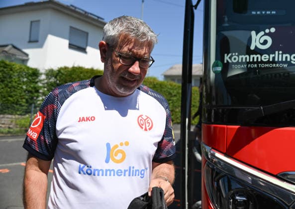 11.07.2026, xsltx, Fussball Testspiel, Eisbachtaler Sportfreunde - FSV Mainz 05 v.l. Urs Fischer (Cheftrainer 1. FSV Mainz 05) (DFL DFB REGULATIONS PROHIBIT ANY USE OF PHOTOGRAPHS as IMAGE SEQUENCES and or QUASI-VIDEO) *** July 11, 2026, xsltx, Soccer Friendly Match, Eisbachtaler Sportfreunde vs. FSV Mainz 05, with Urs Fischer as Head Coach, 1 FSV Mainz 05. DFL and DFB regulations prohibit any use of photographs as image sequences and or quasi-video.