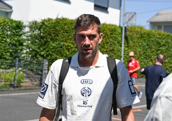 11.07.2026, xsltx, Fussball Testspiel, Eisbachtaler Sportfreunde - FSV Mainz 05 v.l. Stefan Bell (1. FSV Mainz 05) (DFL DFB REGULATIONS PROHIBIT ANY USE OF PHOTOGRAPHS as IMAGE SEQUENCES and or QUASI-VIDEO) *** July 11, 2026, xsltx, soccer friendly match, Eisbachtaler Sportfreunde vs. FSV Mainz 05, photo by Stefan Bell 1, FSV Mainz 05. DFL and DFB regulations prohibit any use of photographs as image sequences and or quasi-video.