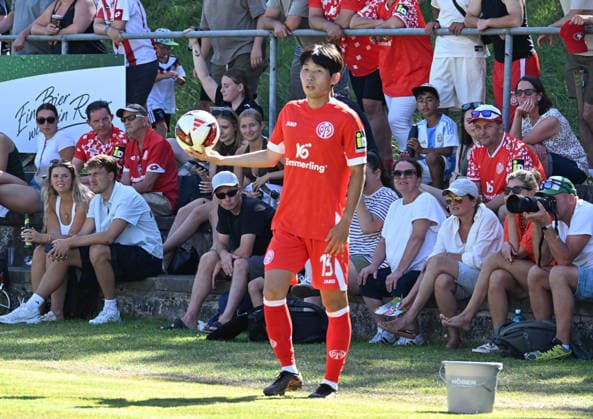 11.07.2026, xsltx, Fussball Testspiel, Eisbachtaler Sportfreunde - FSV Mainz 05 v.l. Hyun-Seok Hong (1. FSV Mainz 05) (DFL DFB REGULATIONS PROHIBIT ANY USE OF PHOTOGRAPHS as IMAGE SEQUENCES and or QUASI-VIDEO) *** July 11, 2026, xsltx, soccer exhibition match, Eisbachtaler Sportfreunde vs. FSV Mainz 05, photo by Hyun Seok Hong 1. FSV Mainz 05. DFL and DFB regulations prohibit any use of photographs as image sequences and or quasi-video.