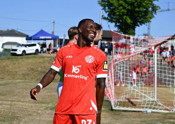 11.07.2026, xsltx, Fussball Testspiel, Eisbachtaler Sportfreunde - FSV Mainz 05 v.l. Sheraldo Becker (1. FSV Mainz 05) nimmt es mit Humor, dass er bei einer Chance nur den Pfosten traf (DFL DFB REGULATIONS PROHIBIT ANY USE OF PHOTOGRAPHS as IMAGE SEQUENCES and or QUASI-VIDEO) *** July 11, 2026, xsltx, Soccer Friendly Match, Eisbachtaler Sportfreunde vs. FSV Mainz 05, Sheraldo Becker 1. FSV Mainz 05 takes it in stride, hitting only the post on one scoring chance. DFL and DFB regulations prohibit any use of photographs as image sequences and or quasi-video.