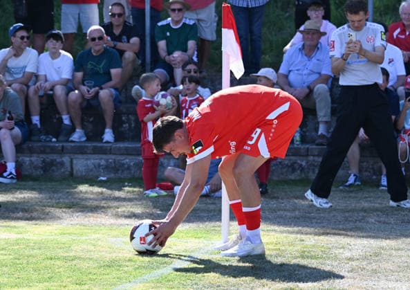 11.07.2026, xsltx, Fussball Testspiel, Eisbachtaler Sportfreunde - FSV Mainz 05 v.l. Anthony Caci (1. FSV Mainz 05) beim Eckball (DFL DFB REGULATIONS PROHIBIT ANY USE OF PHOTOGRAPHS as IMAGE SEQUENCES and or QUASI-VIDEO) *** July 11, 2026, xsltx, Soccer Friendly Match, Eisbachtaler Sportfreunde vs. FSV Mainz 05, Anthony Caci 1, FSV Mainz 05 on a corner kick. DFL and DFB regulations prohibit any use of photographs as image sequences and or quasi-video.