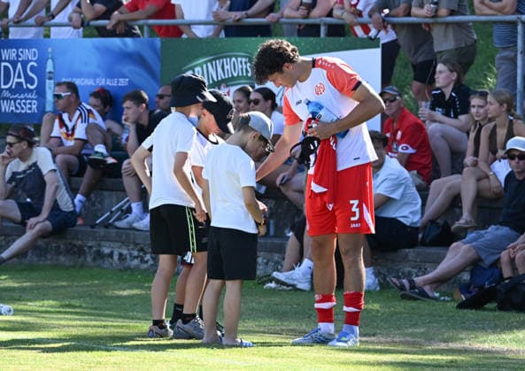 11.07.2026, xsltx, Fussball Testspiel, Eisbachtaler Sportfreunde - FSV Mainz 05 v.l. Auch während des Spiels erfüllten die Mainzer die Autrogrammwünsche der jungen Fans - hier Fabio Gruber (1. FSV Mainz 05) (DFL DFB REGULATIONS PROHIBIT ANY USE OF PHOTOGRAPHS as IMAGE SEQUENCES and or QUASI-VIDEO) *** July 11, 2026, xsltx, soccer exhibition match, Eisbachtaler Sportfreunde FSV Mainz 05 v l Even during the game, the Mainz players fulfilled the young fans’ autograph requests—here, Fabio Gruber 1 FSV Mainz 05 DFL DFB REGULATIONS PROHIBIT ANY USE OF PHOTOGRAPHS as IMAGE SEQUENCand or QUASI-VIDEO
