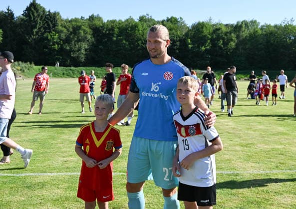 11.07.2026, xsltx, Fussball Testspiel, Eisbachtaler Sportfreunde - FSV Mainz 05 v.l. Auch lange nach dem Spiel standen die Mainzer Spieler für Fotos und Autogramme zur Verfügung - hier Robin Zentner (1. FSV Mainz 05) (DFL DFB REGULATIONS PROHIBIT ANY USE OF PHOTOGRAPHS as IMAGE SEQUENCES and or QUASI-VIDEO) *** July 11, 2026, xsltx, soccer exhibition match, Eisbachtaler Sportfreunde vs. FSV Mainz 05. Even long after the game, the Mainz players were available for photos and autographs—here, Robin Zentner 1. FSV Mainz 05. DFL and DFB regulations prohibit any use of photographs as image sequences and or QUASI-VIDEO