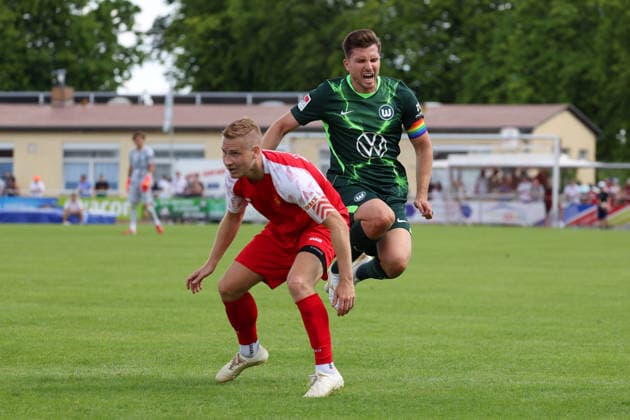 FSV Schöningen vs. VfL, Testspiel Schöningen, 11.07.2026, Fußball, Herren, Saison 2026 2027, Testspiel, FSV Schöningen vs. VfL Wolfsburg: Maximilian Sauer (FSV Schöningen), Elvis Rexhbecaj (VfL Wolfsburg) Deutschland *** FSV Schöningen vs. VfL, Friendly Match in Schöningen, July 11, 2026, Soccer, Men s, 2026–2027 season, Friendly match, FSV Schöningen vs. VfL Wolfsburg Maximilian Sauer (FSV Schöningen), Elvis Rexhbecaj (VfL Wolfsburg), Germany