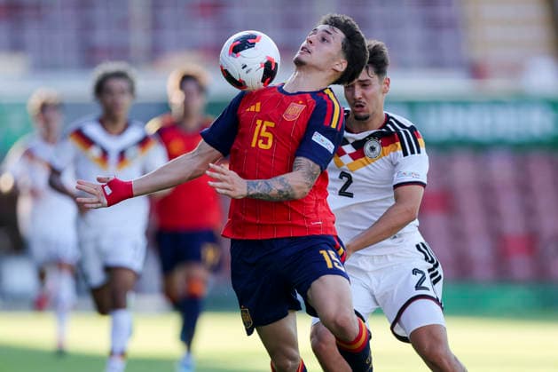 Jorge Salinas Viadero (Spain) und Rafael Pinto Pedrosa (Germany) kaempfen um den Ball, UEFA European Under-19 Championship 2026 Final, Spain v Germany, Racecourse Ground am 11. July 2026 in Wrexham, Vereinigtes Königreich. (Foto von Marco Steinbrenner DeFodi Images) Jorge Salinas Viadero (Spain) und Rafael Pinto Pedrosa (Germany) battle for the ball, UEFA European Under-19 Championship 2026 Final, Spain v Germany, Racecourse Ground, July 11, 2026 in Wrexham, United Kingdom. (Photo by Marco Steinbrenner DeFodi Images) - *** Jorge Salinas Viadero (Spain) and Rafael Pinto Pedrosa (Germany) battle for the ball, 2026 UEFA European Under-19 Championship Final, Spain vs. Germany, Racecourse Ground on July 11, 2026, in Wrexham, United Kingdom. Photo by Marco Steinbrenner, DeFodi Images. Jorge Salinas Viadero (Spain) and Rafael Pinto Pedrosa (Germany) battle for the ball, 2026 UEFA European Under-19 Championship Final, Spain vs. Germany, Racecourse Ground, July 11, 2026, in Wrexham, United Kingdom. Photo by Marco Steinbrenner, DeFodi Images