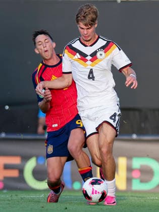 Hugo Lopez (Spain) und Mick Schmetgens (Germany) kaempfen um den Ball, UEFA European Under-19 Championship 2026 Final, Spain v Germany, Racecourse Ground am 11. July 2026 in Wrexham, Vereinigtes Königreich. (Foto von Marco Steinbrenner DeFodi Images) Hugo Lopez (Spain) und Mick Schmetgens (Germany) battle for the ball, UEFA European Under-19 Championship 2026 Final, Spain v Germany, Racecourse Ground, July 11, 2026 in Wrexham, United Kingdom. (Photo by Marco Steinbrenner DeFodi Images) - *** Hugo Lopez (Spain) and Mick Schmetgens (Germany) battle for the ball, 2026 UEFA European Under-19 Championship Final, Spain vs. Germany, Racecourse Ground on July 11, 2026, in Wrexham, United Kingdom. Photo by Marco Steinbrenner, DeFodi Images. Hugo Lopez (Spain) and Mick Schmetgens (Germany) battle for the ball, 2026 UEFA European Under-19 Championship Final, Spain vs. Germany, Racecourse Ground, July 11, 2026, in Wrexham, United Kingdom. Photo by Marco Steinbrenner, DeFodi Images