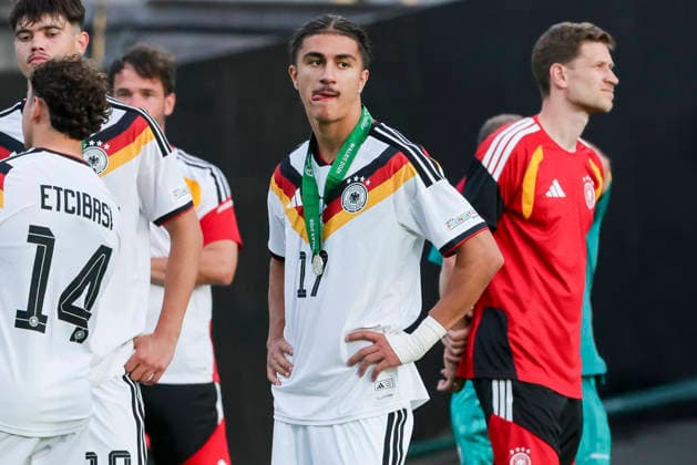 Adin Licina (Germany) schaut enttaeuscht, UEFA European Under-19 Championship 2026 Final, Spain v Germany, Racecourse Ground am 11. July 2026 in Wrexham, Vereinigtes Königreich. (Foto von Marco Steinbrenner DeFodi Images) Adin Licina (Germany) looks dejected, UEFA European Under-19 Championship 2026 Final, Spain v Germany, Racecourse Ground, July 11, 2026 in Wrexham, United Kingdom. (Photo by Marco Steinbrenner DeFodi Images) - *** Adin Licina of Germany looks disappointed, 2026 UEFA European Under-19 Championship Final, Spain vs. Germany, Racecourse Ground on July 11, 2026, in Wrexham, United Kingdom. Photo by Marco Steinbrenner, DeFodi Images. Adin Licina of Germany looks dejected, UEFA European Under-19 Championship 2026 Final, Spain vs. Germany, Racecourse Ground, July 11, 2026, in Wrexham, United Kingdom. Photo by Marco Steinbrenner, DeFodi Images