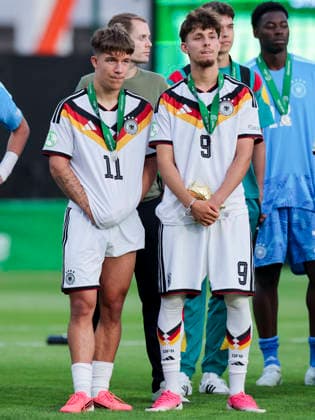 Moritz Reimers (Germany) und Otto Stange (Germany) schauen enttaeuscht, UEFA European Under-19 Championship 2026 Final, Spain v Germany, Racecourse Ground am 11. July 2026 in Wrexham, Vereinigtes Königreich. (Foto von Marco Steinbrenner DeFodi Images) Moritz Reimers (Germany) und Otto Stange (Germany) look dejected, UEFA European Under-19 Championship 2026 Final, Spain v Germany, Racecourse Ground, July 11, 2026 in Wrexham, United Kingdom. (Photo by Marco Steinbrenner DeFodi Images) - *** Moritz Reimers (Germany) and Otto Stange (Germany) look disappointed, 2026 UEFA European Under-19 Championship Final, Spain vs. Germany, Racecourse Ground on July 11, 2026, in Wrexham, United Kingdom. Photo by Marco Steinbrenner, DeFodi Images. Moritz Reimers (Germany) and Otto Stange (Germany) look dejected, UEFA European Under-19 Championship 2026 Final, Spain vs. Germany, Racecourse Ground, July 11, 2026, in Wrexham, United Kingdom. Photo by Marco Steinbrenner, DeFodi Images