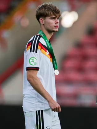 Mick Schmetgens (Germany) schaut enttaeuscht, UEFA European Under-19 Championship 2026 Final, Spain v Germany, Racecourse Ground am 11. July 2026 in Wrexham, Vereinigtes Königreich. (Foto von Marco Steinbrenner DeFodi Images) Mick Schmetgens (Germany) looks dejected, UEFA European Under-19 Championship 2026 Final, Spain v Germany, Racecourse Ground, July 11, 2026 in Wrexham, United Kingdom. (Photo by Marco Steinbrenner DeFodi Images) - *** Mick Schmetgens of Germany looks disappointed, 2026 UEFA European Under-19 Championship Final, Spain vs. Germany, Racecourse Ground on July 11, 2026, in Wrexham, United Kingdom Photo by Marco Steinbrenner DeFodi Images Mick Schmetgens Germany looks dejected, UEFA European Under-19 Championship 2026 Final, Spain vs. Germany, Racecourse Ground, July 11, 2026, in Wrexham, United Kingdom. Photo by Marco Steinbrenner, DeFodi Images