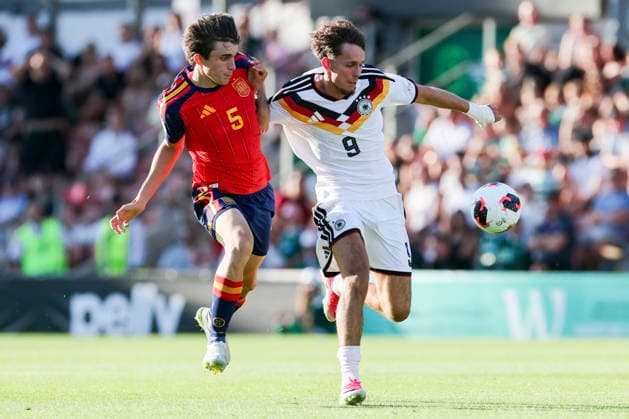 Andres Cuenca (Spain) und Otto Stange (Germany) kaempfen um den Ball, UEFA European Under-19 Championship 2026 Final, Spain v Germany, Racecourse Ground am 11. July 2026 in Wrexham, Vereinigtes Königreich. (Foto von Marco Steinbrenner DeFodi Images) Andres Cuenca (Spain) und Otto Stange (Germany) battle for the ball, UEFA European Under-19 Championship 2026 Final, Spain v Germany, Racecourse Ground, July 11, 2026 in Wrexham, United Kingdom. (Photo by Marco Steinbrenner DeFodi Images) - *** Andres Cuenca (Spain) and Otto Stange (Germany) battle for the ball, 2026 UEFA European Under-19 Championship Final, Spain vs. Germany, Racecourse Ground on July 11, 2026, in Wrexham, United Kingdom. Photo by Marco Steinbrenner, DeFodi Images. Andres Cuenca (Spain) and Otto Stange (Germany) battle for the ball, 2026 UEFA European Under-19 Championship Final, Spain vs. Germany, Racecourse Ground, July 11, 2026, in Wrexham, United Kingdom. Photo by Marco Steinbrenner, DeFodi Images