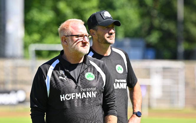 11.07.2026 - Fussball - Saison 2026 2027 - Testspiel Freundschaftsspiel - FC Eintracht Bamberg - SpVgg Greuther Fürth ( Kleeblatt ) - - Sportfoto Zink MeZi - xmexzix - regulations prohibit any use of photographs as image sequences and or quasi-video - only for editorial use - Heiko Vogel ( Trainer SpVgg Greuther Fürth ) vor Frank Kackert (Torwarttrainer SpVgg Greuther Fürth ) *** July 11, 2026 Soccer Season 2026–2027 Exhibition Match Friendly Match FC Eintracht Bamberg vs. SpVgg Greuther Fürth Kleeblatt Sports Photo by Zink MeZi xmexzix Regulations prohibit any use of photographs as image sequences and or quasi-video; for editorial use only. Heiko Vogel, coach of SpVgg Greuther Fürth, in front of Frank Kackert, goalkeeper coach of SpVgg Greuther Fürth