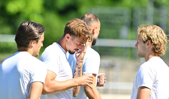 11.07.2026 - Fussball - Saison 2026 2027 - Testspiel Freundschaftsspiel - FC Eintracht Bamberg - SpVgg Greuther Fürth ( Kleeblatt ) - - Sportfoto Zink MeZi - xmexzix - regulations prohibit any use of photographs as image sequences and or quasi-video - only for editorial use - von links : Leander Popp (20, SpVgg Greuther Fürth ) Noah König (17, SpVgg Greuther Fürth ) Philipp Müller (36, SpVgg Greuther Fürth ) vor Spielbeginn *** July 11, 2026 Soccer Season 2026–2027 Exhibition Match Friendly Match FC Eintracht Bamberg vs. SpVgg Greuther Fürth Kleeblatt Sports Photo by Zink MeZi xmexzix; regulations prohibit any use of photographs as image sequences and or quasi-video; for editorial use only (from left to right) Leander Popp, 20, SpVgg Greuther Fürth; Noah König, 17, SpVgg Greuther Fürth; Philipp Müller, 36, SpVgg Greuther Fürth, before kickoff