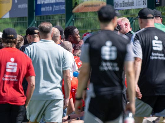 Fußball, Herren, Testspiel, Saison 2026 2027, Hallescher FC - FC Energie Cottbus in Finsterwalde, nach einer rassistischen Beleidigung ausgehend von einem Fan des HFC wurde das Spiel Mitte der zweiten Halbzeit abgebrochen, im Bild: King Manu (mittig, Energie Cottbus) stellt den Fan, es bildet sich eine Menschenmenge, 11.07. 2026, *** Soccer, Men s, Friendly Match, 2026–2027 Season, Hallescher FC vs. FC Energie Cottbus in Finsterwalde; following a racist slur from an HFC fan, the game was called off midway through the second half; pictured is King Manu in the center; Energie Cottbus identifies the fan; a crowd gathers; July 11, 2026, Copyright: xSebastianxRäppold MatthiasxKochx