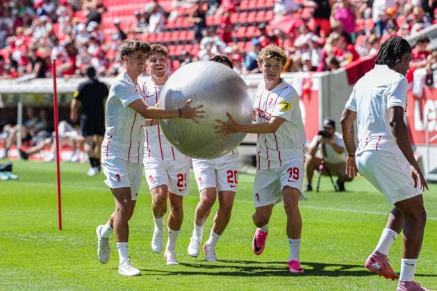 Trainingsauftakt: SC Freiburg, 12.07.2026 Die Mannschaft beim Training mit einem Medizinball Trainingsauftakt: SC Freiburg, Europa-Park-Stadion, 12.07.2026 DFB DFL REGULATIONS PROHIBIT ANY USE OF PHOTOGRAPHS AS IMAGE SEQUENCES AND OR QUASI-VIDEO. *** SC Freiburg Kicks Off Training, July 12, 2026: The team training with a medicine ball. SC Freiburg Kicks Off Training, Europa-Park Stadium, July 12, 2026 DFB and DFL regulations prohibit any use of photographs as image sequences and or quasi-video. Copyright: xBEAUTIFULxSPORTS Boscox