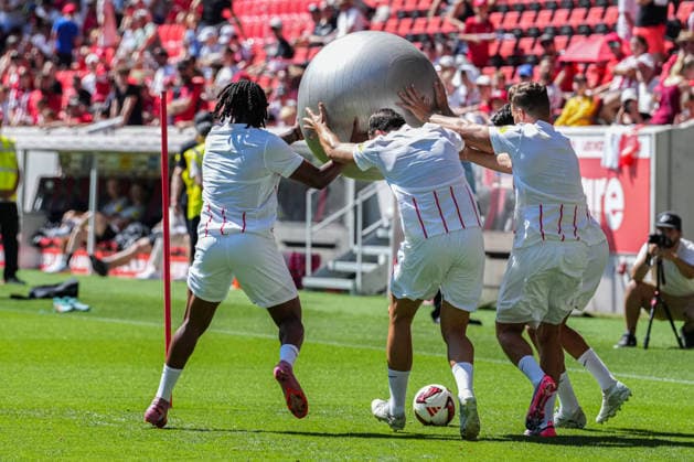 Trainingsauftakt: SC Freiburg, 12.07.2026 Die Mannschaft beim Training mit einem Medizinball Trainingsauftakt: SC Freiburg, Europa-Park-Stadion, 12.07.2026 DFB DFL REGULATIONS PROHIBIT ANY USE OF PHOTOGRAPHS AS IMAGE SEQUENCES AND OR QUASI-VIDEO. *** SC Freiburg Kicks Off Training, July 12, 2026: The team training with a medicine ball. SC Freiburg Kicks Off Training, Europa-Park Stadium, July 12, 2026 DFB and DFL regulations prohibit any use of photographs as image sequences and or quasi-video. Copyright: xBEAUTIFULxSPORTS Boscox