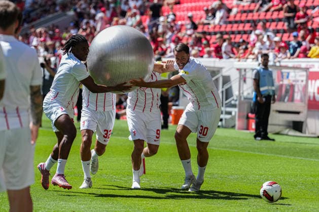 Trainingsauftakt: SC Freiburg, 12.07.2026 Die Mannschaft beim Training mit einem Medizinball Trainingsauftakt: SC Freiburg, Europa-Park-Stadion, 12.07.2026 DFB DFL REGULATIONS PROHIBIT ANY USE OF PHOTOGRAPHS AS IMAGE SEQUENCES AND OR QUASI-VIDEO. *** SC Freiburg Kicks Off Training, July 12, 2026: The team training with a medicine ball. SC Freiburg Kicks Off Training, Europa-Park Stadium, July 12, 2026 DFB and DFL regulations prohibit any use of photographs as image sequences and or quasi-video. Copyright: xBEAUTIFULxSPORTS Boscox