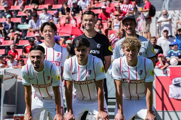 Trainingsauftakt: SC Freiburg, 12.07.2026 Neuzugangänge Rihito Yamamoto (SC Freiburg, 20), Mio Backhaus (SC Freiburg, ), Julian Schuster (SC Freiburg, Trainer), Berkay YÄ±lmaz (SC Freiburg, 27), Karl Steinmann (SC Freiburg, 36) und Rouven Tarnutzer (SC Freiburg, 39) Trainingsauftakt: SC Freiburg, Europa-Park-Stadion, 12.07.2026 DFB DFL REGULATIONS PROHIBIT ANY USE OF PHOTOGRAPHS AS IMAGE SEQUENCES AND OR QUASI-VIDEO. *** SC Freiburg Kicks Off Training, July 12, 2026 New Signings: Rihito Yamamoto (SC Freiburg, 20), Mio Backhaus (SC Freiburg), Julian Schuster, SC Freiburg, Coach, Berkay Yilmaz, SC Freiburg, 27, Karl Steinmann, SC Freiburg, 36, and Rouven Tarnutzer, SC Freiburg, 39 SC Freiburg Training Kickoff, Europa-Park Stadium, July 12, 2026 DFB and DFL regulations prohibit any use of photographs as image sequences and or quasi-video. Copyright: xBEAUTIFULxSPORTS Boscox