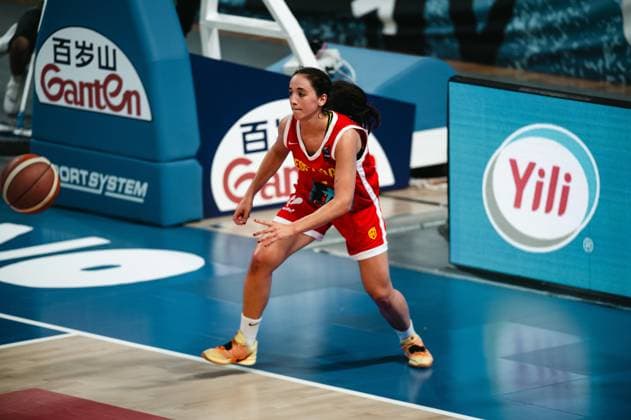 RECORD DATE NOT STATED Eine Spielerin von Espana geht tief in die Knie und nimmt eine breite Defensivstellung ein, während der Ball links im Bild sichtbar ist. Die Szene findet in der Starez Arena Vodova in Brno statt. Spielerin von Espana in Defensivstellung beim Deutschland *** An Espana player bends her knees deeply and assumes a wide defensive stance, while the ball is visible on the left side of the picture. The scene takes place at the Starez Arena Vodova in Brno. An Espana player in a defensive stance against Germany Copyright: xJoelxKruehlerx